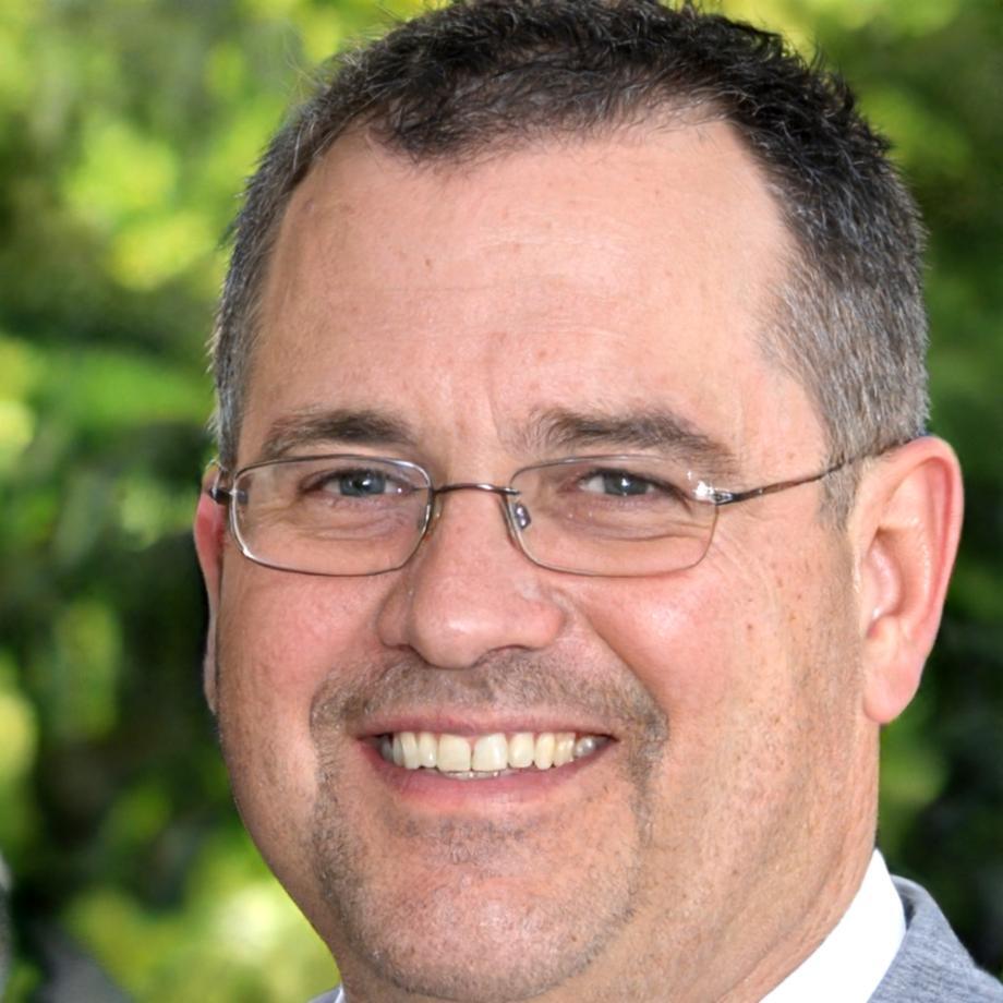 Portrait de Théo Vaillancourt, fondateur de minovariel et formateur en finances personnelles